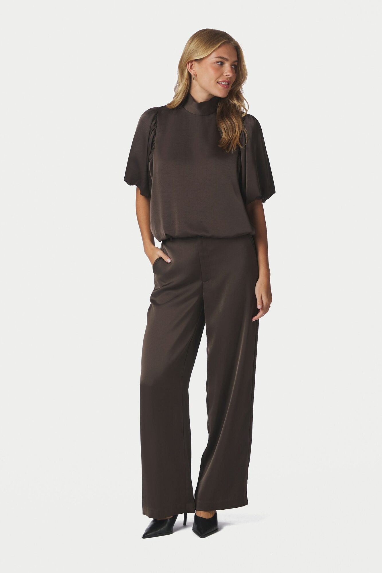Parisa Heavy Sateen bluse med pufærmer – Dark Brown